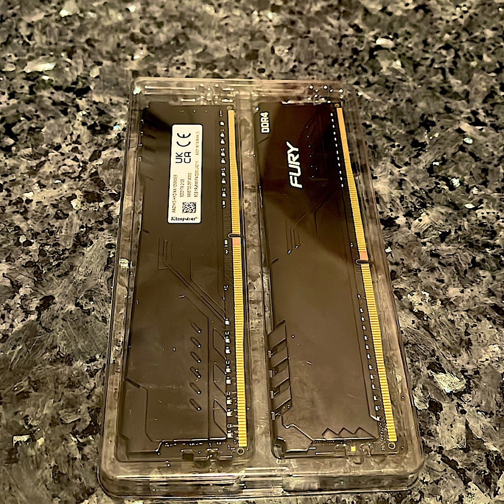 2x sticks and a total of 16GD of RAM nice black and white DDR4 form FURY